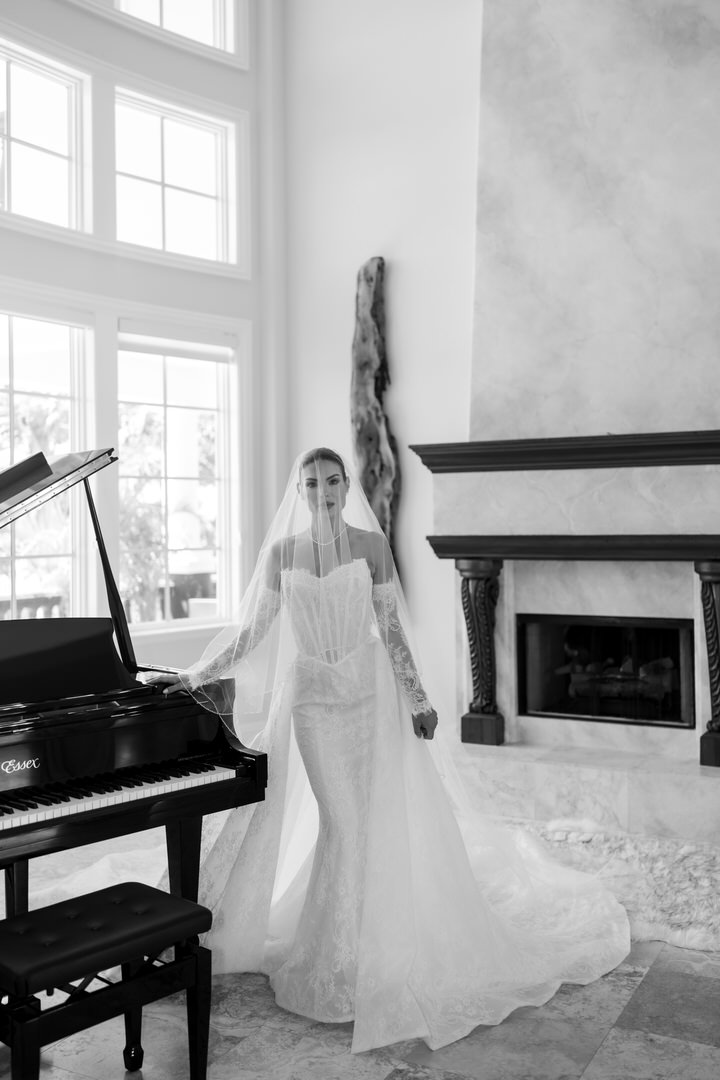 A glamorous, fashion-forward wedding at Mision Lago Estate just outside of Tampa, Florida, filled with editorial portraits, elevated details, and Vogue-inspired style. From the couple’s refined fashion to the estate’s romantic setting, this celebration blended timeless elegance with modern luxury